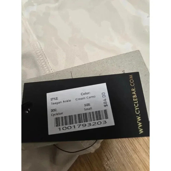 Teagan Ankle Legging in Cream Camo
STRUT-THIS Size Small - Picture 3 of 5